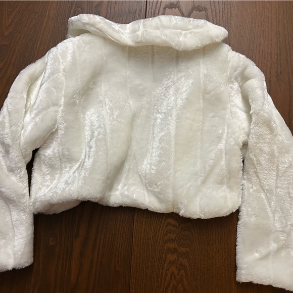NWOT Girls Faux Fur shrug jacket size 100, size 4T - Picture 6 of 7